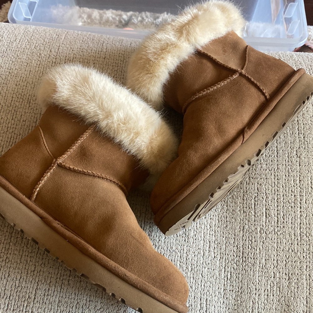 UGGS - Picture 3 of 5